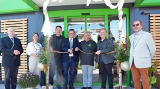 Minister und Landtagsabgeordneter Peter Hauk (Mitte) schnitt im Beisein der Vorstandsmitglieder der Genossenschaft das Band durch und eröffnete dadurch am Freitagnachmittag offiziell den Dorfladen in Götzingen.