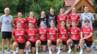 Die Mannschaft der HG Königshofen/Sachsenflur geht mit diesem Kader an den Start: Marion Wilm, Laura Eckert, Lena Ruppert, Sophia Fürst, Anna Schmitt, Anja Zöller, Lena Übelacker, Raphaela Bawidamann, Patrizia Schäffner, Sophia Bärlein, Melina Frank, Dami Wolf, Anna Winkler, Judith Nagel und Franziska Lang. Trainer sind Norbert Fürst (l.) und Marco Hebel (r.).