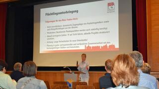 Es waren wesentlich weniger Teilnehmer als erwartet, die zur Info-Veranstaltung zur geplanten Flüchtlingsunterkunft am Standort Reinhardshof in die Aula „Alte Steige“ kamen.