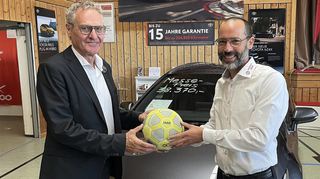 Jochen Spiller, Vizepräsident des Förderverein SV Königshofen (rechts) und Herbert Bieber, Vorsitzender des SV Königshofen, bei der Präsentation des mit 3000 Euro dotierten Bürgermeister-Weid-Turniers 2024. Es wird das 50. Turnier dieser Serie.