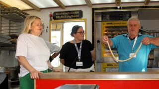 Die Teilnehmenden der „Backstage Tour“ bekamen die Möglichkeit, Brezeln zu Backen und sich als Verkäufer zu beweisen.