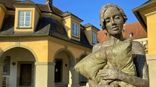 Lebensgroße Bronzeplastiken in der Altstadt von Weikersheim: Die laufende Schau ist bis zum 20. Oktober verlängert worden.