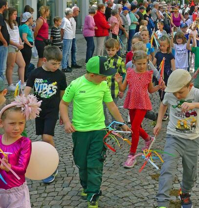Traditionell beteiligen sich zahlreiche Schulklassen und Kindergartengruppen am großen Umzug durch die Innenstadt.