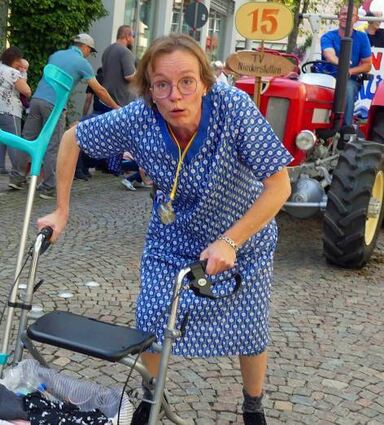 Mit Rollator: Fürs Herbstfest aber immer noch fit genug.
