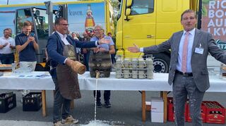 Beim Fassanstich hatten Minister Peter Hauk (mit Schürze) und Bürgermeister Jürgen Galm (rechts) sichtlich Spaß.