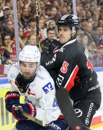 Die Adler mit Nick Cicek (l.) und die Kölner Haie – hier Louis-Marc Aubry – lieferten sich ein lange offenes Duell.