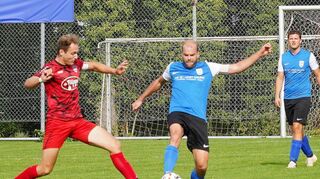 Der Fußball trat beim Spiel Kickers DHK gegen Eichel (in Rot) in den Hintergrund. Das Spiel wurde wegen eines medizinischen Notfalls abgebrochen.