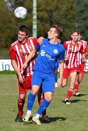 Das Duell Osterburken (blaues Trikot) gegen Sennfeld endete 1:1.