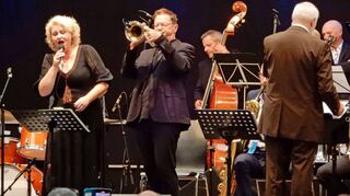 600 Fans lauschten zum Abschluss des Mosbacher Sommers dem Jazz-Festival „ Friends“, das drei Big Bands und Solisten auf die Bühne brachte.
