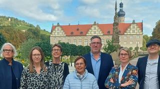 Der 350. Geburtstag des Grafen Carl Ludwig wurde mit einer Vortragsreihe festlich begangen. Unser Bild zeigt (von links) Konservatorin Maike Trentin-Meyer, Dinah Rottschäfer, Ursula Angelmaier, Schlossverwalterin Monika Menth, Frank Kleinhagenbrock, Geschäftsführerin Patricia Alberth und Jan Wiechert.
