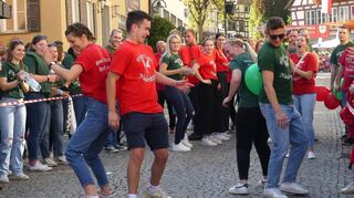 Die Winzertänzer sorgten beim Herbstfestlauf vor großer Zuschauerkulisse wieder für eine Mordsgaudi. Und dieses Jahr waren die „Roten“ wieder etwas schneller.