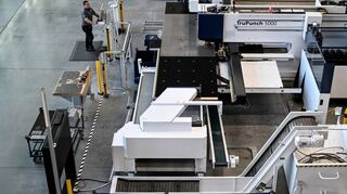 Ein Mitarbeiter bedient eine Stanzmaschine in der Produktionshalle eines Maschinenbauers. Aufgrund geringer Auslastung der Produktion ist Kurzarbeit auch in der Region ein Thema.