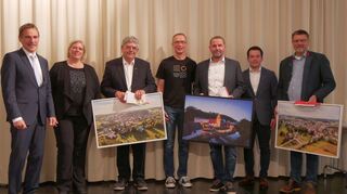 Bürgermeister Jürgen Galm (von links) verabschiedete drei bisherige Ortsvorsteher und verpflichtete deren Nachfolger. Das Bild zeigt Regina Michalowsk (Ortsvorsteherin von Bofsheim), Werner Geiger (Alt-Ortsvorsteher von Bofsheim), Mattias Mieth (Ortsvorsteher von Hemsbach), Christoph Groß (Alt-Ortsvorsteher von Hemsbach), Tobias Münch (Ortsvorsteher von Schlierstadt) und Jürgen Breitinger (Alt-Ortsvorsteher von Schlierstadt).