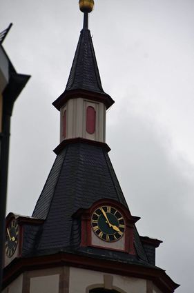 Wochenlang stand die Turmuhr der Creglinger Stadtkirche auf fünf vor vier: Just um diese Uhrzeit war am 1. August ein Blitz in die Uhr eingeschlagen.