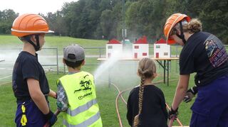 Wieder eine Riesengaudi waren die Wasserspiele bei der Feuerwehr.