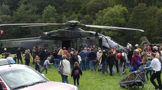 Viele nahmen das Angebot wahr, die Hubschrauber der Heeresflieger einmal hautnah zu inspizieren, denn auch in diesem Jahr kamen die Würstchen und Brötchen für die Kinder im wahrsten Sinne des Wortes herangeflogen.