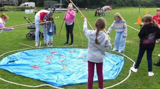 Ein reines Geduldsspiel war es für Groß und Klein, bis die Fische am Haken zappelten.