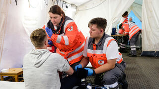 Einsatz von ehrenamtlichen Helfern des DRK-Sanitätsdienstes bei einer Großveranstaltung.
