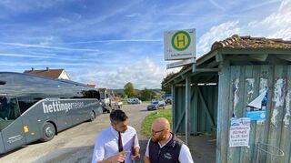 Treffen am alten Buswartehäuschen: Bürgermeister Nick Schuppert (links) und Ortsvorsteher Markus Lang diskutieren Details der Pläne fürs „Gaubahn-Gelände“. Das wilde Parken (Hintergrund) soll in geordnete Bahnen gelenkt werden.