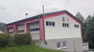 Das Feuerwehrgerätehaus in Adelsheim soll durch einen Neubau neben den Elefantenskulpturen der JVA ersetzt werden.