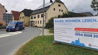 Am Kreisel in Werbach hat die Gemeinde das Banner aufstellen lassen, mit dem sie Werbung für freie Bauplätze macht.