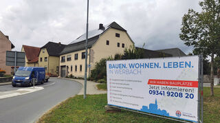 Am Kreisel in Werbach hat die Gemeinde das Banner aufstellen lassen, mit dem sie Werbung für freie Bauplätze macht.