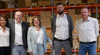 Gruppenbild im neuen Logistikzentrum (von links): Ehefrau Barbara und Geschäftsführer Christoph Schneider, Prokuristin Yvonne Ellwanger, Logistikleiter Alexander Krylow und Marketingleiter Kay Hirmer.