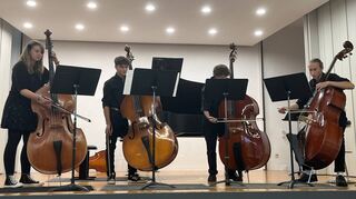 Einen der Höhepunkte des Konzertabends gestalteten vier Schüler an ihren Kontrabässen mit dem Beatles-Song „Eleanor Rigby“.