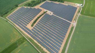 Es ist ein weiterer Meilenstein für den #klimapositiv-Kurs von MVV und ein wichtiger Baustein für eine klimafreundliche Energieversorgung im Neckar-Odenwald-Kreis: Die MVV-Tochter Juwi hat in Osterburken in den vergangenen Monaten einen Solarpark mit 8,1 Megawatt Leistung errichtet und nun in Betrieb genommen. Eigentümer und Betreiber der Anlage ist MVV. Juwi wird sich um die technische Betriebsführung kümmern.