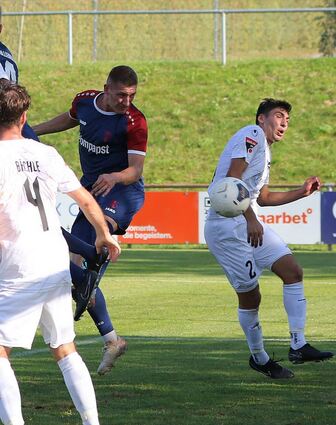 Hollenbachs Abwehrboss Arne Schülke (beim Kopfball) wird dem FSV mindestens im Auswärtsspiel beim 1. CfR Pforzheim fehlen.
