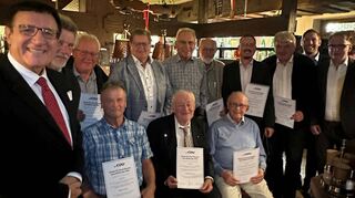 Die geehrten Mitglieder flankiert von dem Kreisvorsitzenden Dr. Wolfgang Reinhart (links) sowie von dem neuen Stadtverbandsvorsitzenden Dominik Martin und dem Fraktionsvorsitzenden im Gemeinderat Marco Hess.