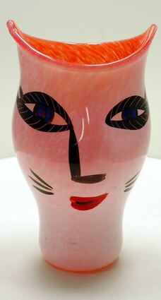 Die Gesichtsvase von Kosta Boda wird in der neuen Schau im Glasmuseum präsentiert.