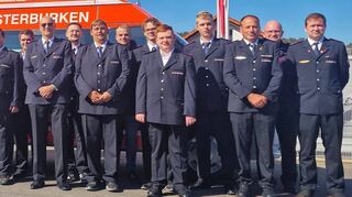 Erfolgreich: Das Bild zeigt die Teilnehmer, die den Sprechfunklehrgang erfolgreich absolvierten, zusammen mit dem Ausbilderteam, den anwesenden Kommandanten sowie dem stellvertretenden Kreisbrandmeister Peter Schmitt.