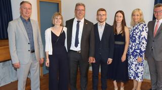 Empfang in Hirschlanden: Das Bild zeigt (von links) Bürgermeister Dr. Norbert Rippberger, die Familie mit dem Jubilar, Bürgermeister Ralph Matousek, MdB Nina Warken und Landrat Dr. Achim Brötel.
