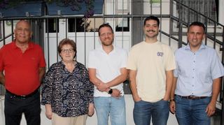 Die jüngst ausgeschiedenen Ortschaftsräte, unter anderem Hildegard Schwab (28 Jahre Zugehörigkeit), gemeinsam mit Ortsvorsteher Jürgen Segeritz (rechts).