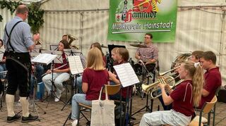 Auch die Schülerkapelle sorgte beim Weinfest des Hainstadter Musikvereins für Stimmung.