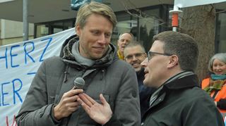 Oberbürgermeister Markus Herrera Torrez (links) und Landrat Christoph Schauder auf der Kundgebung zum Erhalt der Wertheimer Klinik Anfang März in Tauberbischofsheim.