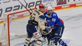 Szene vom DEL-Auftaktspiel: Adler-Verteidiger Fabrizio Pilu (r.) stemmt sich dem Schwenninger Sebastian Uvira entgegen.