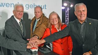Fünf Hände, ein „SuedLink“-Startschuss: Unser Bild zeigt (von links) Dr. Werner Götz, Vorsitzender der Geschäftsführung von TransnetBW, Ministerpräsident Winfried Kretschmann, Dr. Georg Stamatelopoulos, Vorstandsvorsitzender der EnBW, Anette Schmidt, Bürgermeisterin von Tauberbischofsheim, sowie Joachim Markert, Bürgermeister von Grünsfeld.