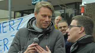 Oberbürgermeister Markus Herrera Torrez (links) und Landrat Christoph Schauder auf der Kundgebung zum Erhalt der Wertheimer Klinik Anfang März in Tauberbischofsheim.