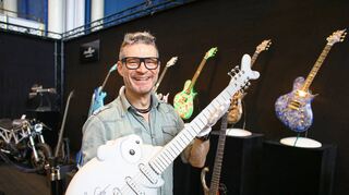 Ein ganz besonderes Exemplar: Gitarrenbauer Jens Ritter aus Deidesheim zeigt seine für Otto Waalkes angefertigte „Otticaster“.