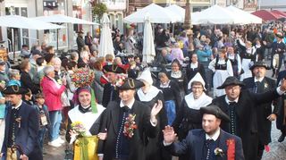 Ganz wie es Brauch ist, machten sich die Teilnehmer des Festzugs zur Eröffnung der 201. Wertheimer Michaelismesse schick.