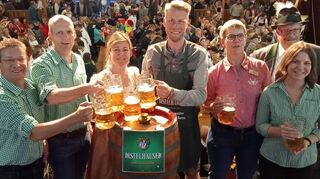 Festbieranstich: (von links) Kurt Walz, Thomas Landwehr, Festwirtin Nicole Küffner, Oberbürgermeister Markus Herrera Torrez, Marktmeisterin Carmen Saalmüller, Oberschützenmeister Roland Treu und Selina Behringer.