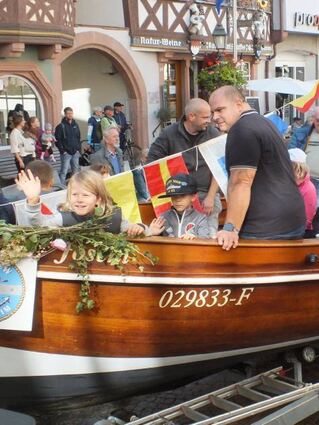 Im Boot durch die Stadt.