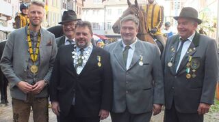 Der Stadtschützenkönig wurde beim Halt auf dem Marktplatz proklamiert.