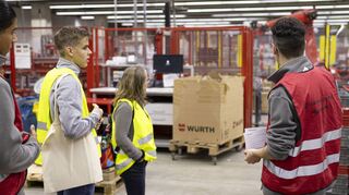 Bei Würth Industrie Service gab es anderem eine Tour durch das riesige Logistikzentrum auf dem Drillberg.