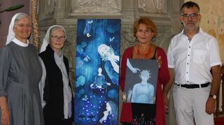 Freuen sich auf die Ausstellung in der Marienkirche, die am 6. Oktober eröffnet wird (von links): Schwester Birgit vom Stadtkloster, Schwester Maria Regina von der katholischen Kirchengemeinde St. Johannes, die Malerin Stefanie Reinhart und Kirchenmusikdirektor Michael Müller.