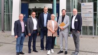 Der massive Fachkräftemangel und die langsamen bürokratischen Mühlen waren Thema eines konstruktiven Austauschs des Regionalleiters der BBT-Gruppe Tauberfranken-Hohenlohe Thomas Wigant (rechts ) mit dem bildungspolitischen Sprecher der CDU-Fraktion Andreas Sturm MdL (Zweiter von rechts), Pflegedirektor Frank Feinauer (Zweiter von links) und den Leitern der BBT-Fachschulen Norbert Stolzenberger (links), Gabriele Weidner und Tobias Wagner (Dritter von links).