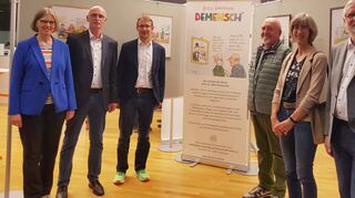 Bankdirektorin Karin Fleischer (von links), Bürgermeister-Stellvertreter Manfred Röckel und Erster Landesbeamter Björn-Christian Kleih eröffneten die Ausstellung über Demenz in der Schalterhalle der Volksbank Franken.