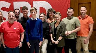 Der fast vollständige Vorstand der Kreis-SPD mit (von links) Pratima Sahgal-Weimer (Beisitzerin), Jürgen Mellinger (Kreistagsfraktionsvorsitzender), Markus Dosch (Kreisvorsitzender), Bianca Joseph (Schriftführerin), Alexander Weinlein (Kassierer), Leon Köpfle, Jonas Weber (beide stellvertretender Kreisvorsitzender), Erik Brunner (Beisitzer), Lisa Bundschuh (Schriftführerin OV Buchen), Heidi Trunk (Beisitzerin), Anna Cunnigham (Beisitzerin), Drilon Abazi (Beisitzer), Patrick Haag (Beisitzer).